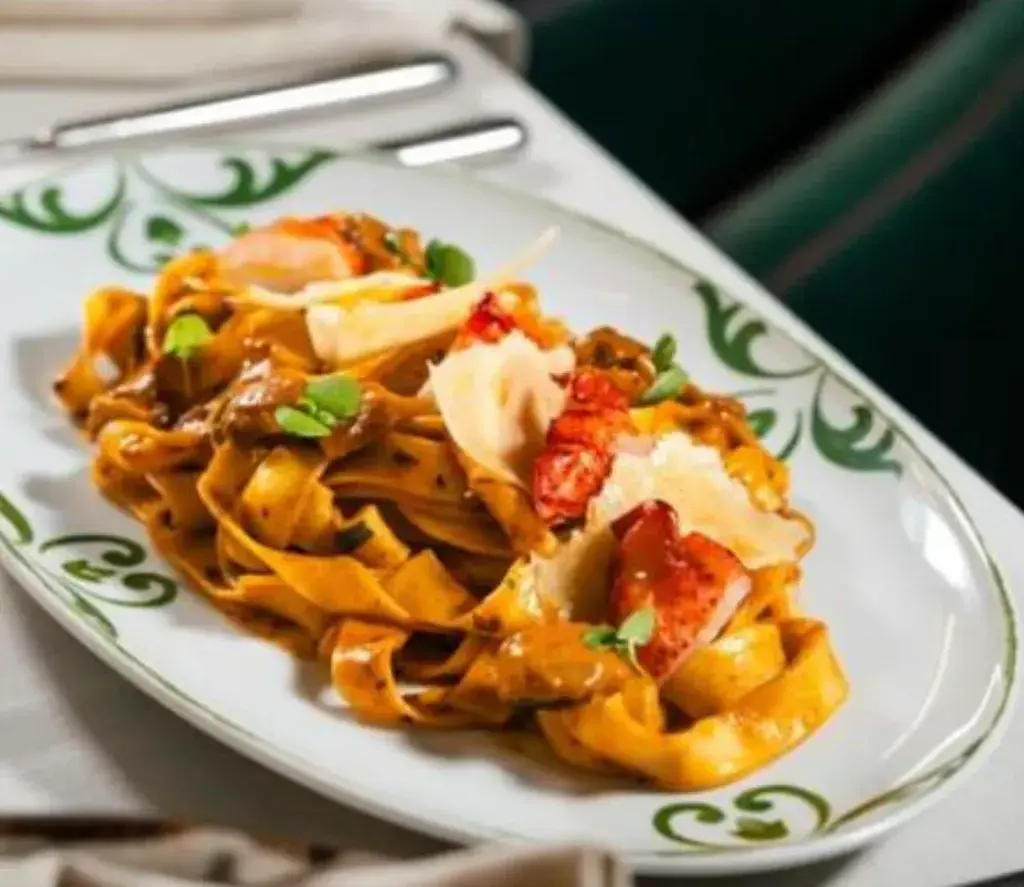 Tagliatelle al burro con bogavante, hongos, trufa y parmesano Un capricho de mar y montaña