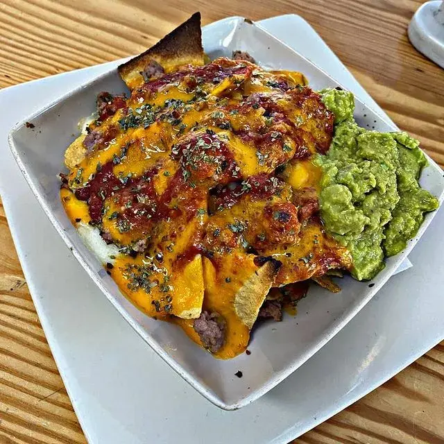 Nachos con carne Guacamole, mezcla de quesos y carne