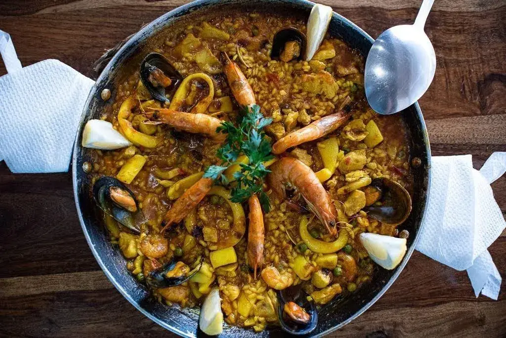 PAELLA DE MARISCOS Y PESCADO