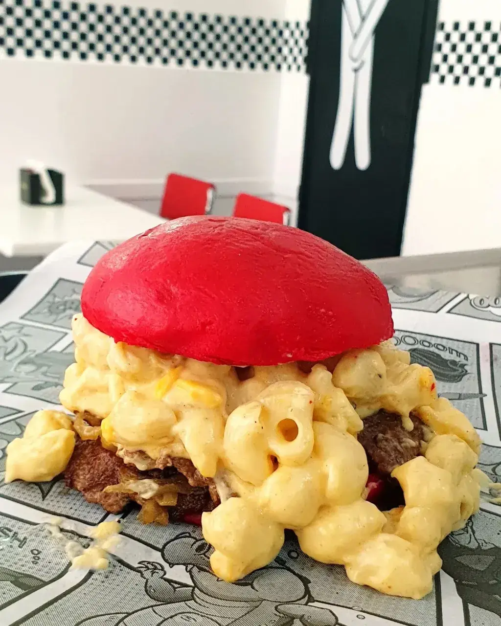 Burger Mac and Cheese Pan brioche, carne en medallón de 200g, queso, pasta al estilo James Hemings, queso gouda, salsa burger, cebolla caramelizada y un toquecito de miel, acompañada de unas patatas recién hechas