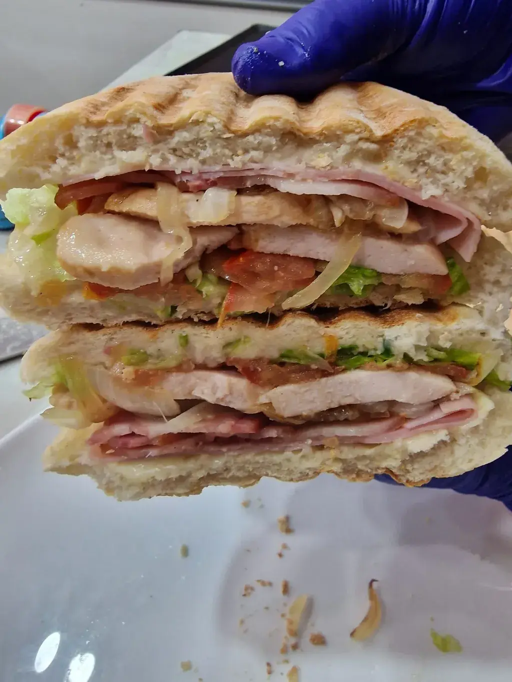 Campero de pollo MEGA lechuga, tomate, jamon, queso, bacon cebolla, pollo asado.