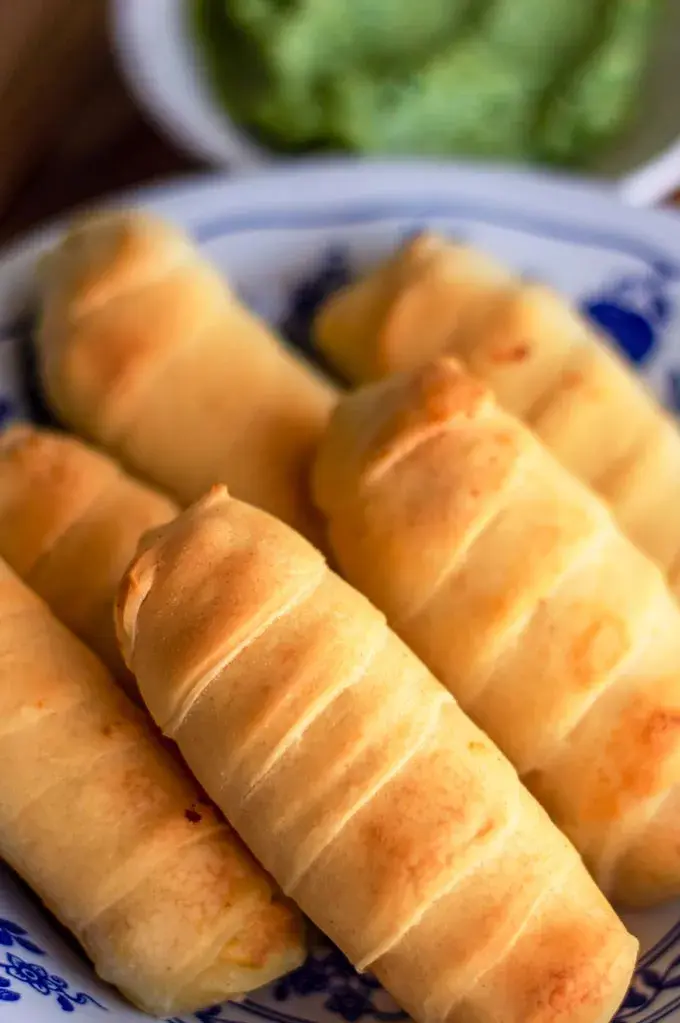 Chorizo y gouda 5 tequeños rellenos de queso gouda y chorizo mas salsa a elección 