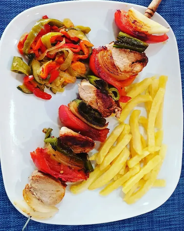 BROCHETA DE SOLOMILLO DE CERDO Pimiento rojo y verde, cebolla y tomate.
Guarnición a elegir.