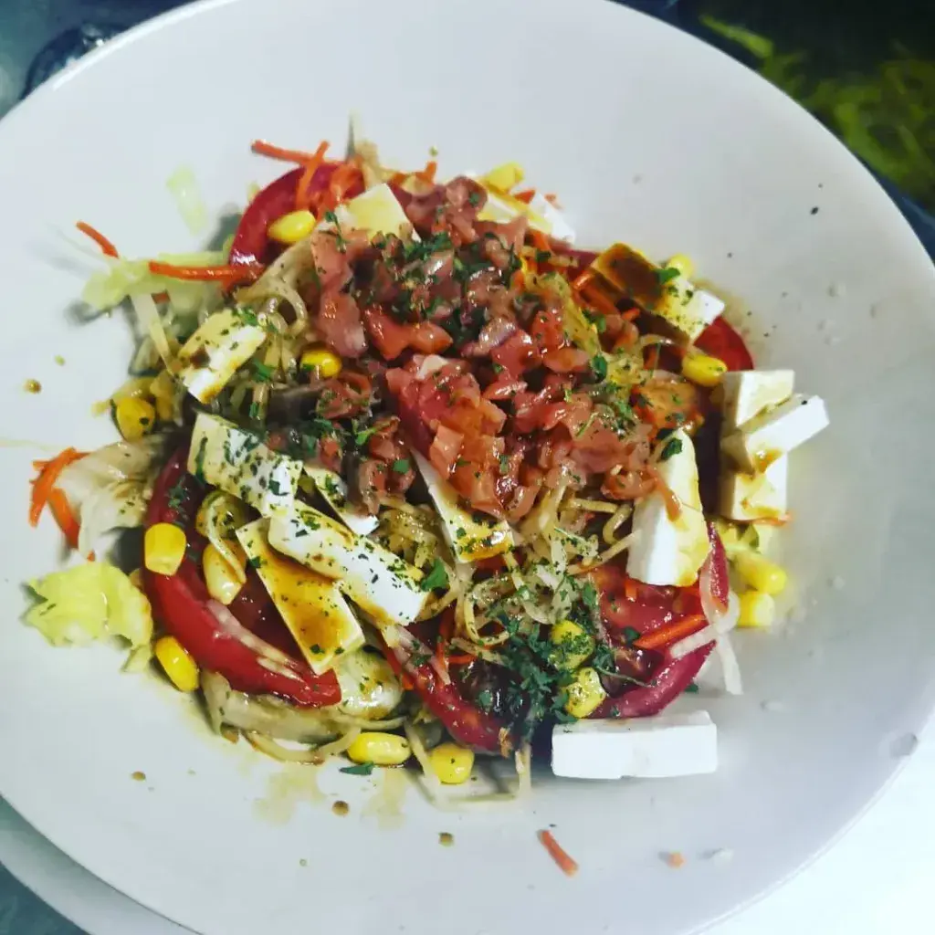 ENSALADA DE LA NIÑA  Lechuga, tomate, apio, zanahoria, maiz, queso fresco de cabra y salmón ahumado, aliñada con vinagreta de miel de caña.