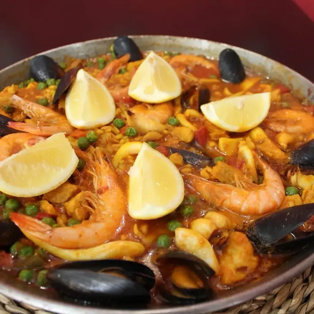 Arroces Acompañado con una botella de vino o jarra de cerveza 1l.

Tarda 20-25 minutos

Puedes elegir:
- Carne 
- Pescado 
- Mixta 
- Negra 
- Roja 
- Arroz Caldoso 
- Fideuá
