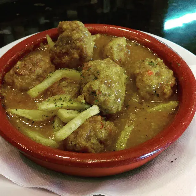 ALBÓNDIGAS EN SALSA DE ALMENDRAS