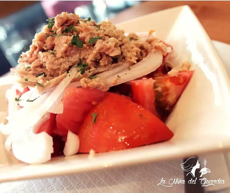 ENSALADA DEL GUARDIA Tomate, cebolla y atún. 