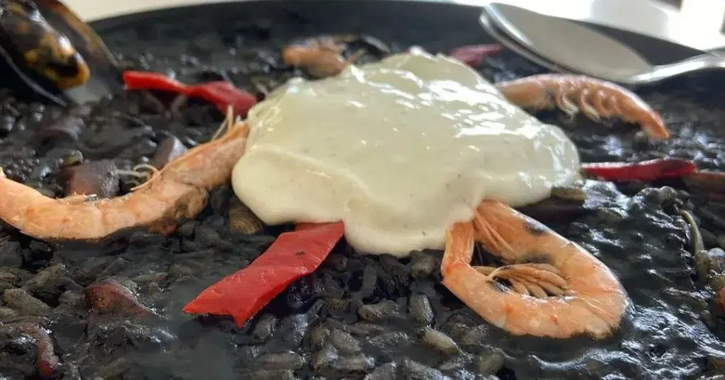 Arroz negro con alioli de lima