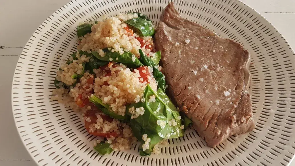 Lomo de atún a la plancha, ensalada templada de espinacas, tomate seco en aceite