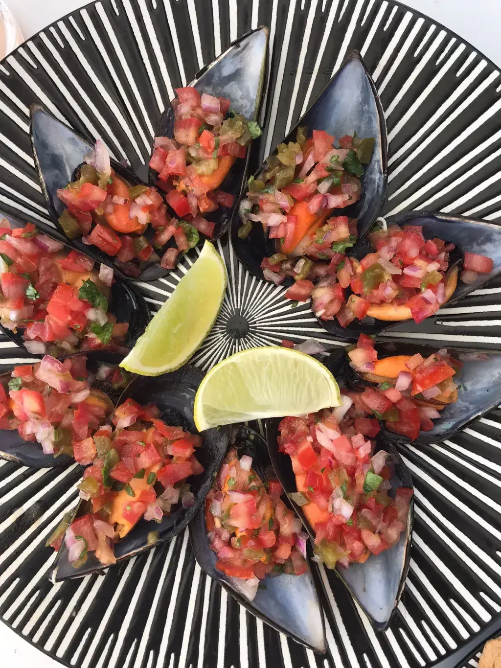 Mejillones al vapor con salsa pico de gallo