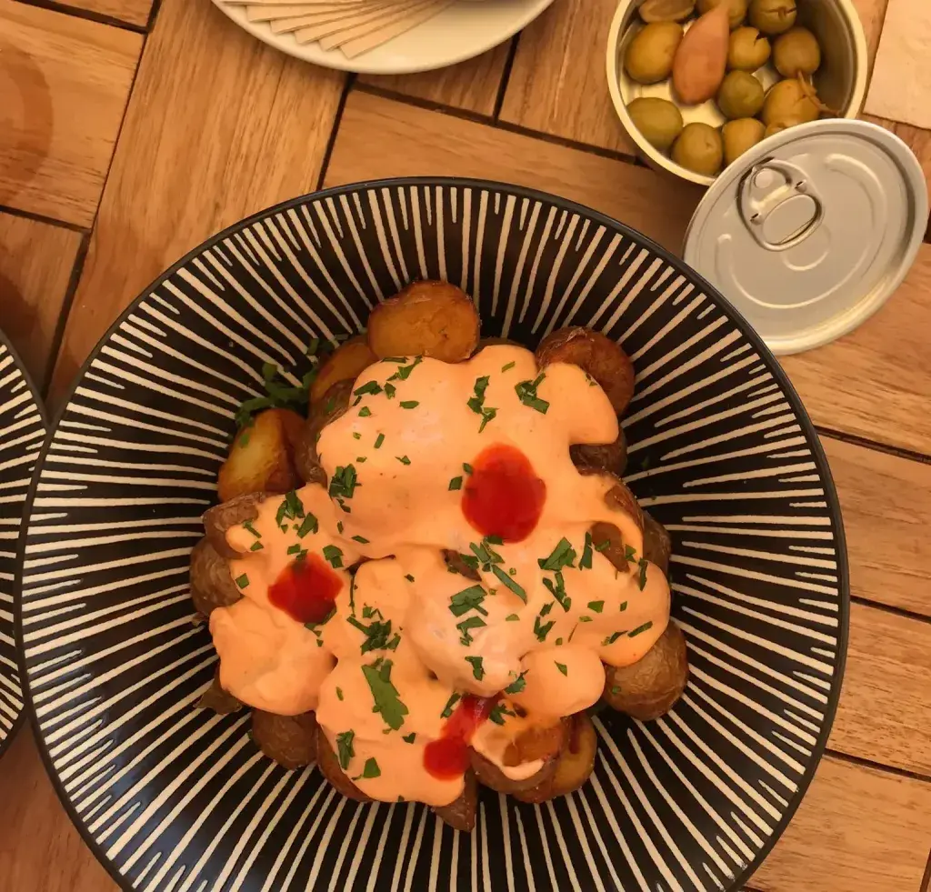 Patatas bravas con salsa sriracha