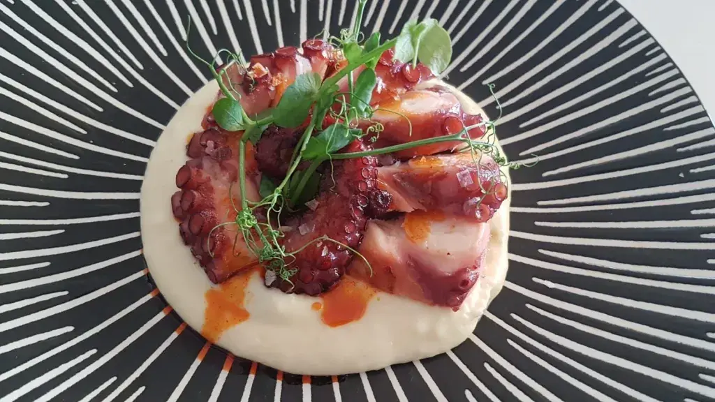 Pata de pulpo, muselina de patata, aceite de pimentón