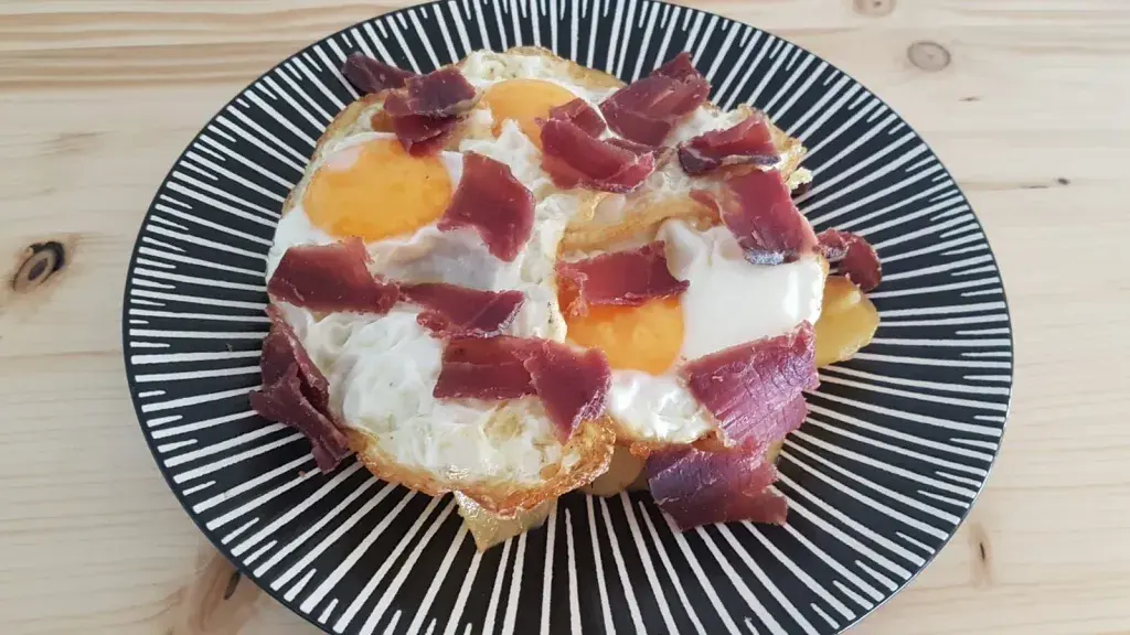 Huevos rotos con patatas y cecina