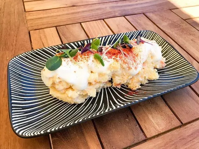 Ensaladilla rusa con gambas