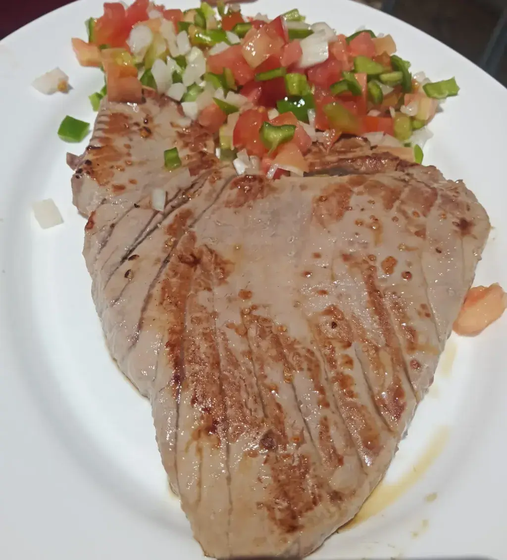 Atún rojo a la plancha con guarnición