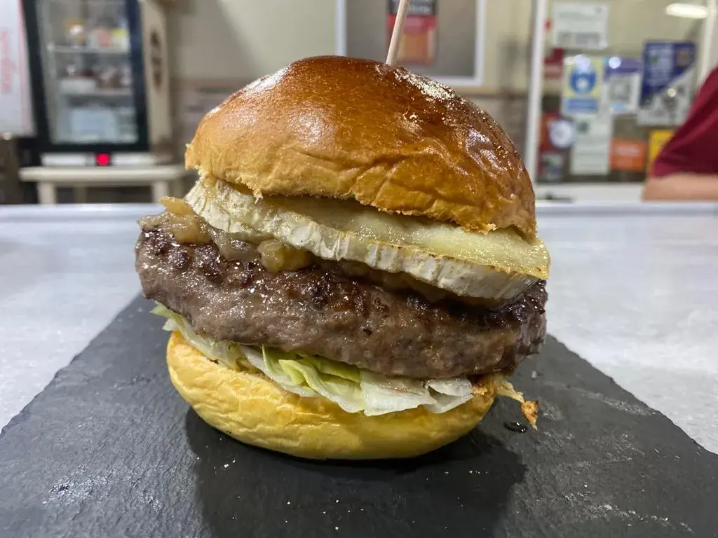 Hamburguesa cebolla caramelizada y queso de cabra Pan Brioche, 200gr. de ternera, cebolla caramelizada, queso de cabra y patatas