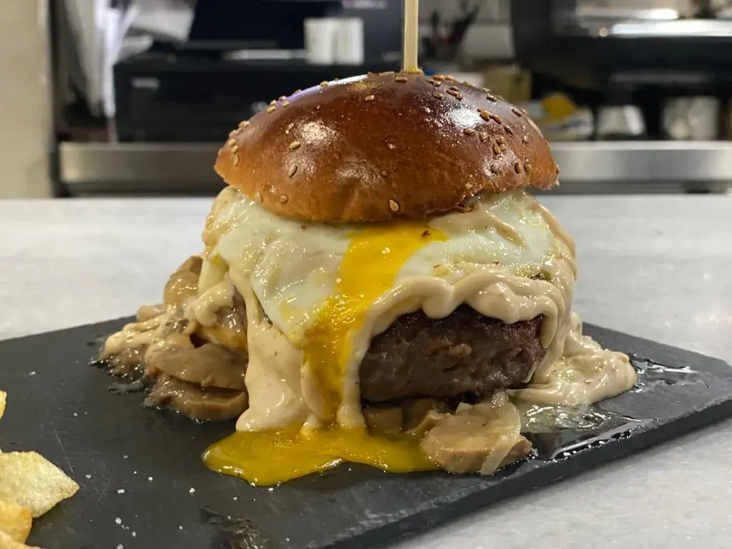 Castellana burguer Pan Brioche con potato, 200 gr de carne de buey, salsa castellana, queso semicurado, huevo y salsa trufada