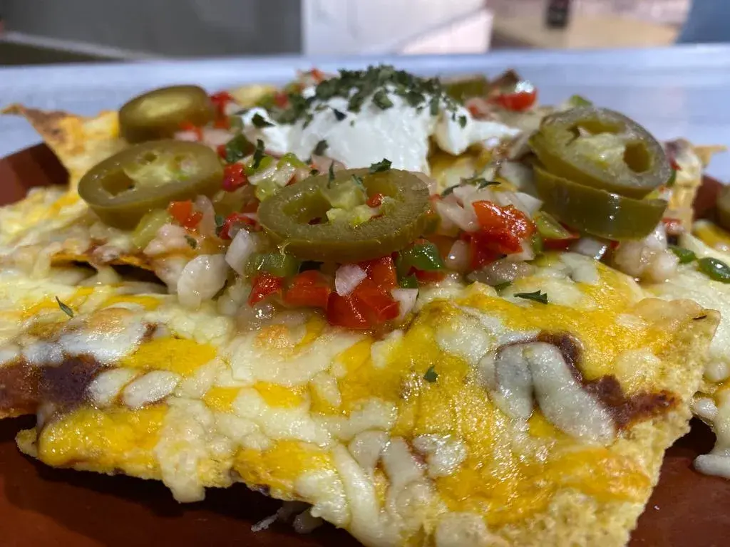 Nachos Mexicanos Nachos, mezcla de quesos, pico de gallo y chili con carne