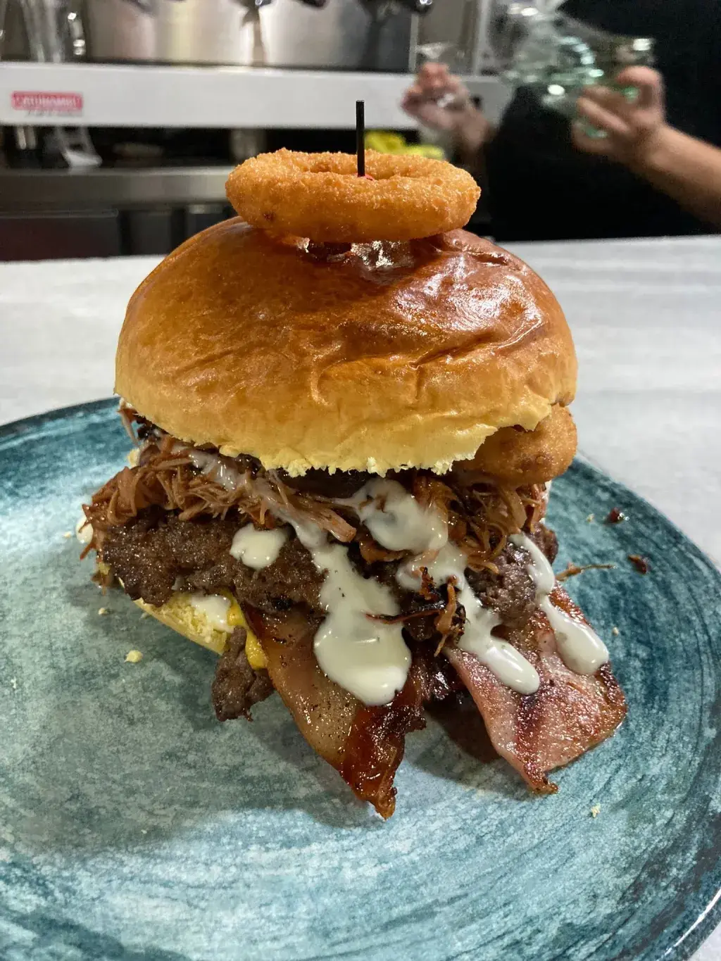 Pa’ Chillarle Burger Pan Brioche
Dos pattys Smash
Queso Cheddar
Bacon
Pulled pork
Salsa bbq
Sansa Ranchera
Aros de cebolla
