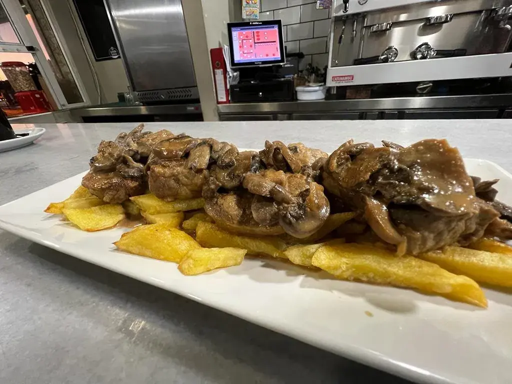 Medallones de solomillo con champiñones Salsa de champiñones, nata y patatas