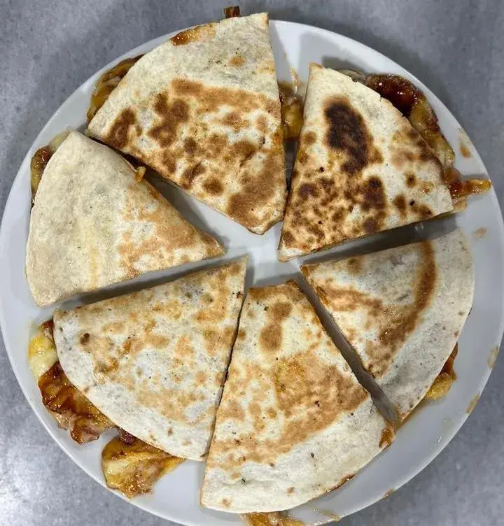 Quesadilla de carne Tortilla de trigo, carne y mix de quesos