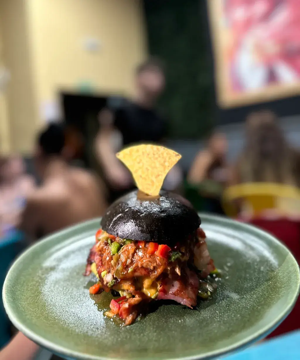 Chilindrina Pan brioche
Guacamole
Carne medallón o doble smash (200gr)
Queso cheddar
Bacon
Pulled pork
Pico de gallo
Toque canalla de Takis
Salsa sweet chilli

+0,50€ súmale Jalapeños troceados para tu experiencia Very Hot