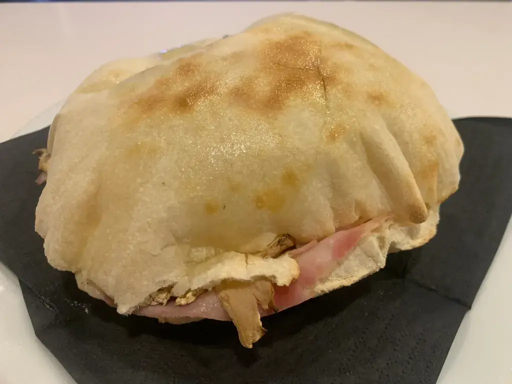 Panuozzo tirolese Jamón ahumado, provolone ahumado, tomate fresco y mozzarella