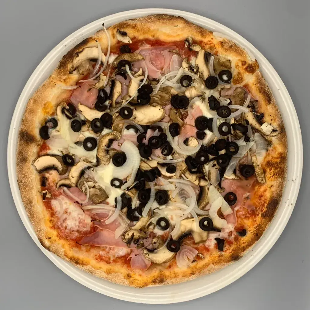 4 Stagioni Tomate, mozzarella, jamón cocido, champiñones, aceitunas negras y cebolla