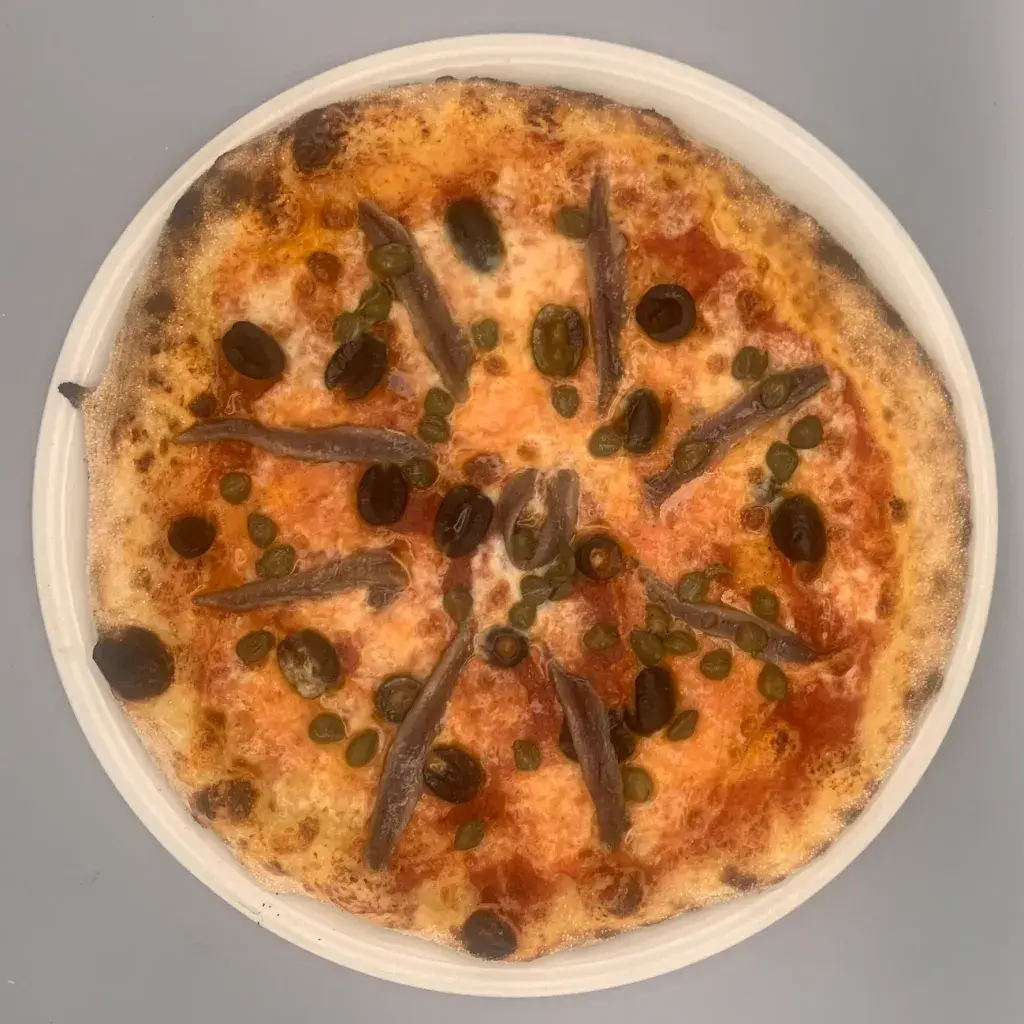 Napoletana Tomate, mozzarella, anchoas, alcaparras y aceitunas negras