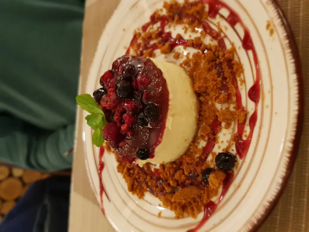 Pastel de queso con mermelada de frutos rojos