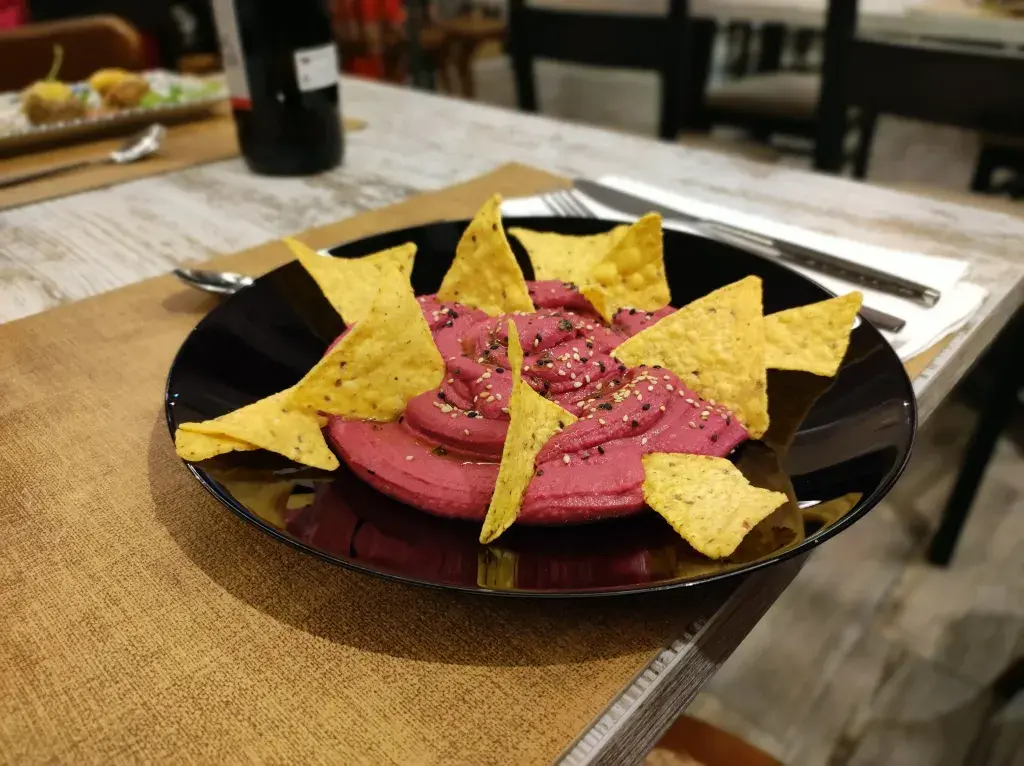 Humus de remolacha y garbanzos con totopos