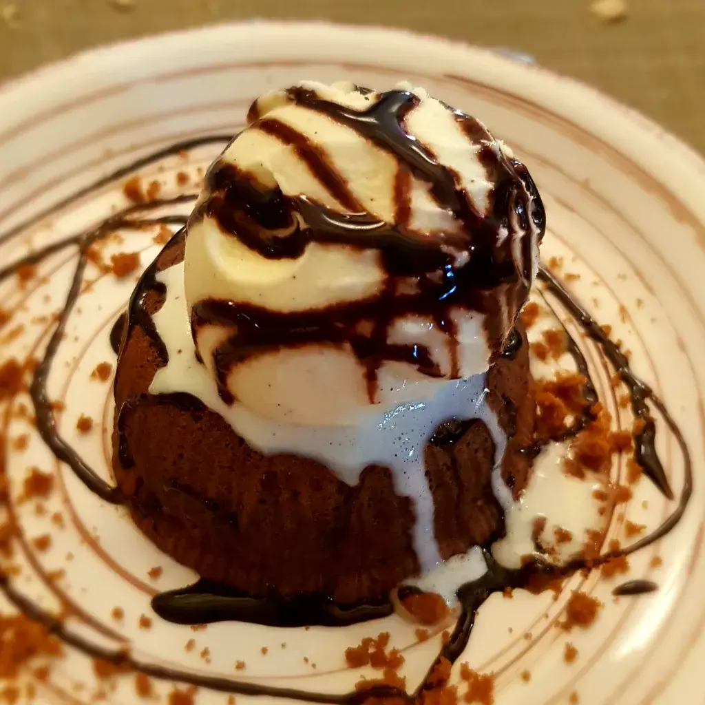 Soufflé de chocolate relleno de pistacho con helado de vainilla