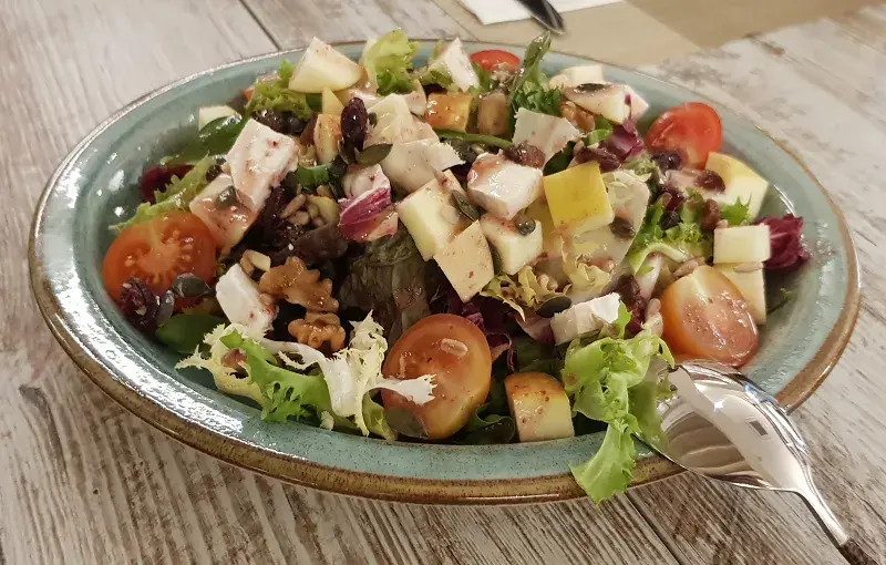 Ensalada Alazena Frutos secos, manzana, queso de cabra y Vinagreta de frutos rojos