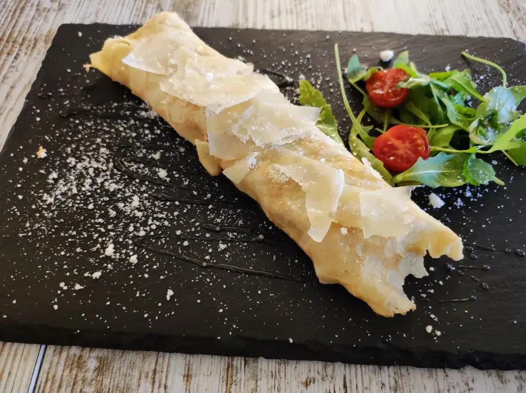 Crep relleno de queso brie, mermelada de tomate, miel y lascas de parmesano