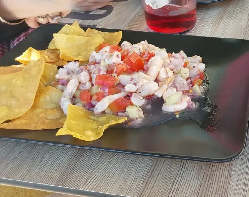 Ceviche de Camarón Sinaloa Platillo de la cocina del Pacífico. Camarón cocido en limón con jitomate, cebollla, pepino, cilantro y jugo de limón,acompañado de totopos de maíz.