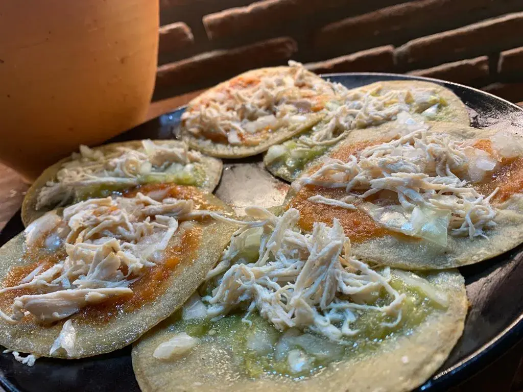 Chalupas Poblanas Tortillas de maíz pasadas por manteca cubiertas de salsa, cebolla y trozos de pollo deshebrado con salsa roja o verde. Se sirven 3 rojas y 3 verdes. En México pueden ser para un desayuno de media mañana, o como entrante en la comida o cena. 