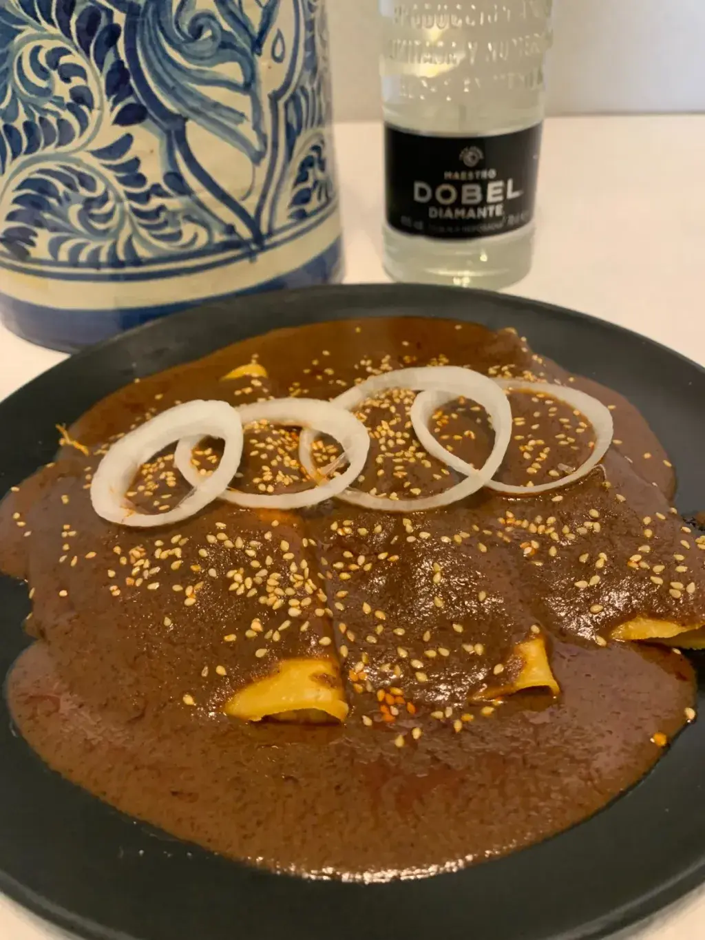 Pollo en tortilla doblada y cubierta de Mole Poblano, decoradas con ajonjolí y aros de cebolla. El Mole Poblano podría ser el platillo más representativo de México, una salsa hecha a base de chiles tostados, almendras, nuez, pasas, clavo, plátano, chocolate y varias especias más. Ligeramente picante pero no podrás dejar de comerlo! 