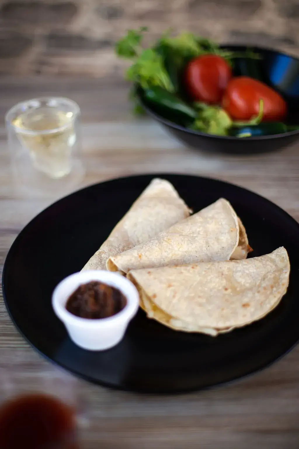 Quesadillas con Pastor Tortilla de maíz doblada en la plancha rellena de queso para fundir y carne al pastor.