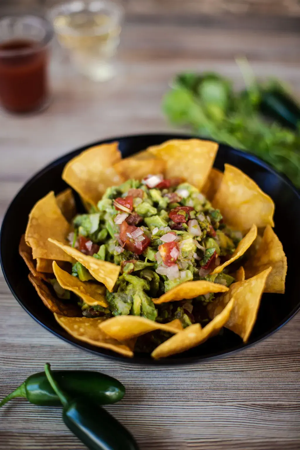 Nachos Mexicanos Totopos (Triángulos de tortilla de maíz frito) con frijol,queso, pico de gallo y guacamole casero.