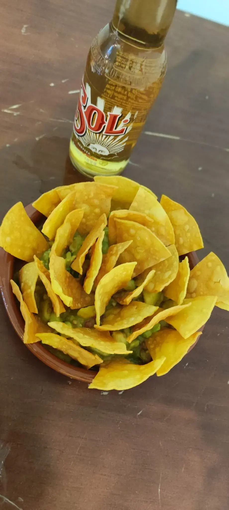 Guacamole Totalmente casero: Aguacate picado con Pico de Gallo, servido con totopos de maíz fritos. Para 4 a 6 personas.