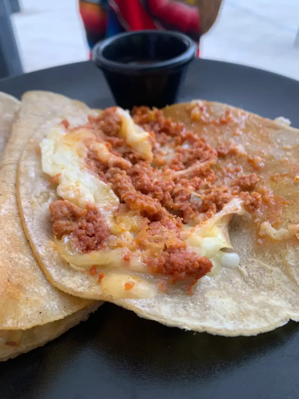 Quesadillas con Chorizo Tortilla de maíz doblada en la plancha rellena de queso para fundir y chorizo.