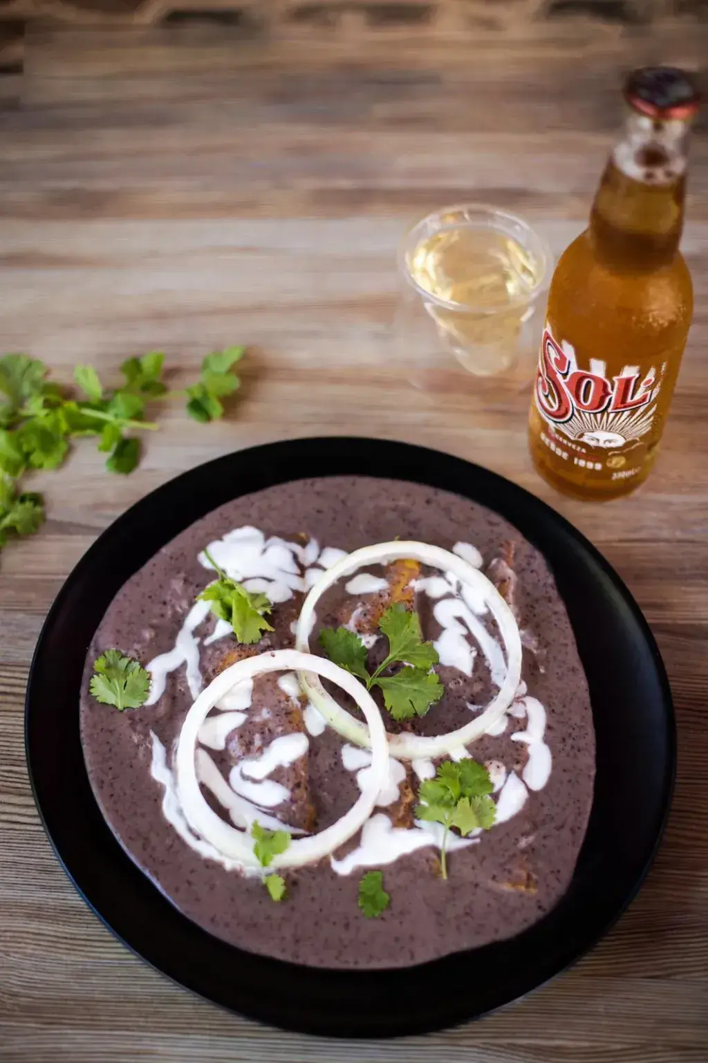 Enfrijoladas Rellenamos tres tortillas de 15 centímetros con delicioso requesón y las bañamos con crema de frijol, adornadas con crema ácida y gajos de cebolla cruda. Un clásico casero de las abuelas a sus nietos. 