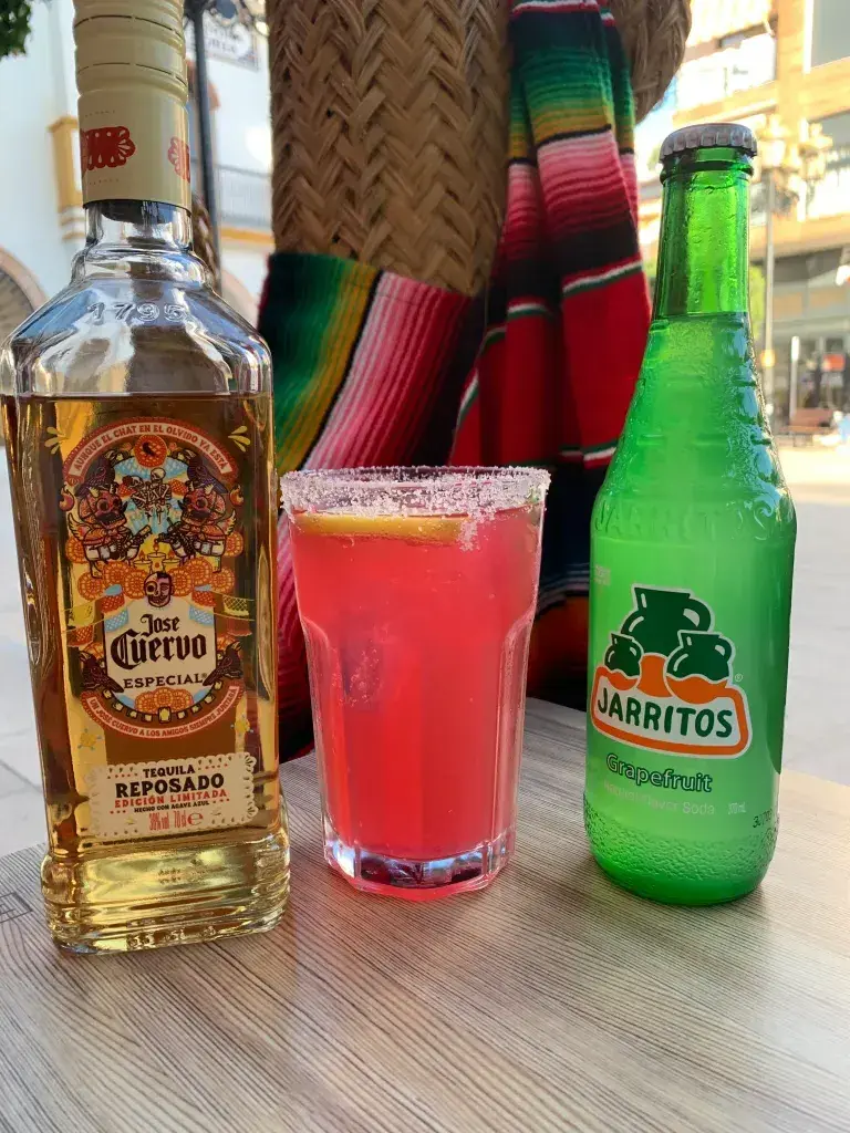 Paloma Un cóctel muy famoso en México hecho de tequila y refresco Jarritos de toronja (Pomelo), en vaso escarchado con sal.