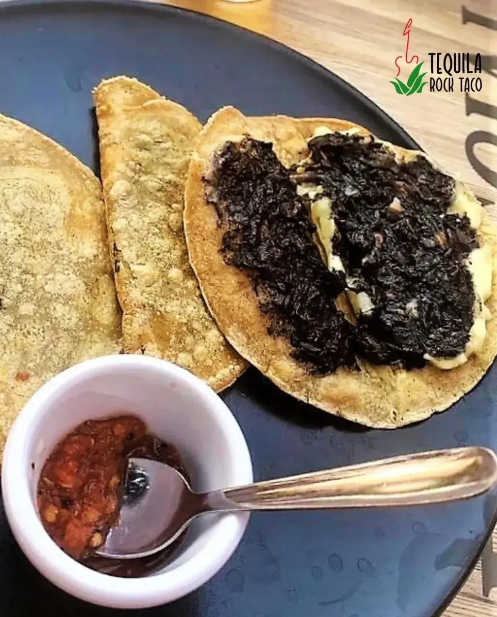 Quesadillas de Huitlacoche El huitlacoche o cuitlacoche es un hongo que crece entre los granos del maíz. Es originario y utilizado en la cocina de México, donde existe una cultura ancestral de la siembra de maíz y se le considera un manjar, o comida de los dioses, se le considera producto gourmet