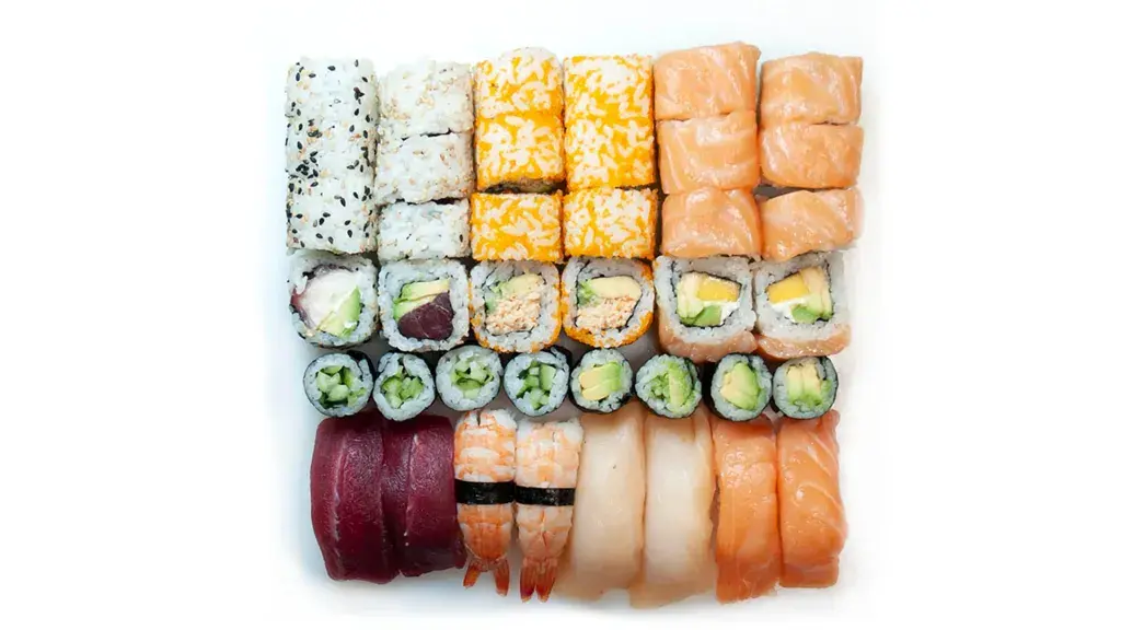 Sushi mix para 4 Uramakis: 8 salmón, 8 atún, 4 pulpo, 4 california

Makis: 4 aguacate, 4 pepino

Nigiris: 2 salmón, 2 atún, 2 langostino, 2 pez mantequilla